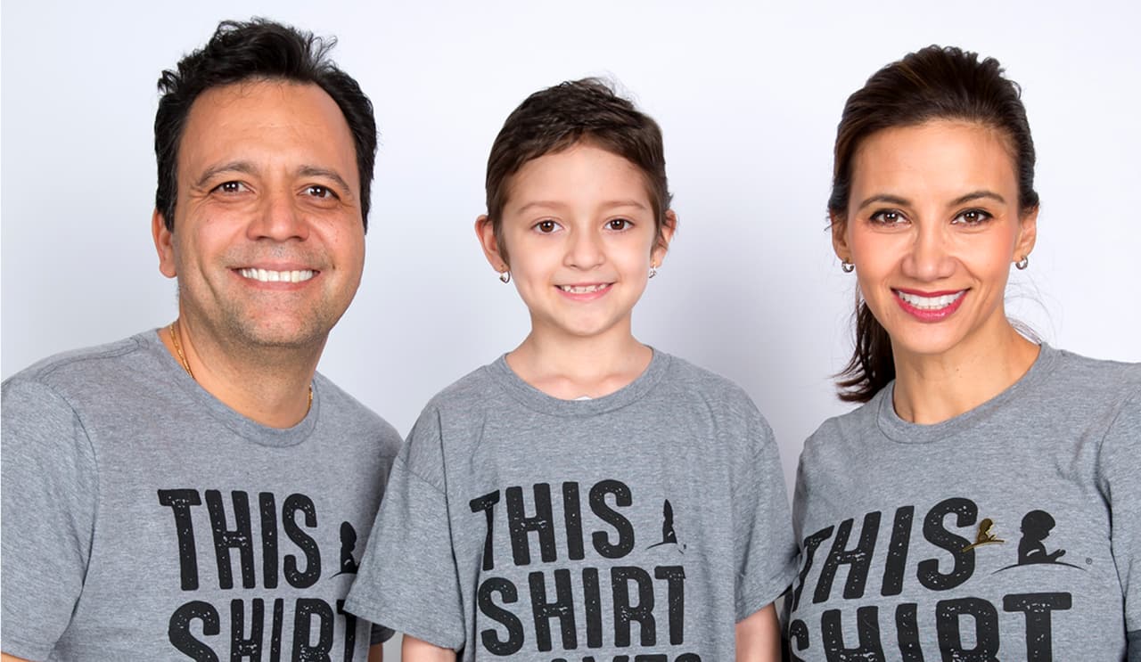 Omar y Argelia se ponen la camiseta por #ThisShirtSavesLives