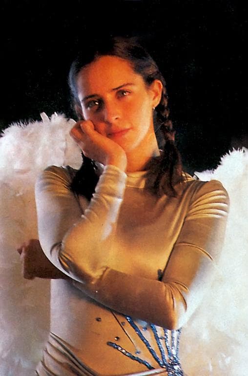 Preciosa era una joven muy dulce que padecía las burlas porque tenía un problema en la pierna que el impedía caminar bien.