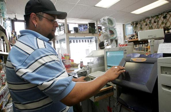 Los sorteos de SuperLotto Plus se ejecutan dos veces por semana, los miércoles y sábados. Los boletos del sorteo cuestan solo $1, y las probabilidades de ganar el premio mayor son de 1 en 41,416,353.