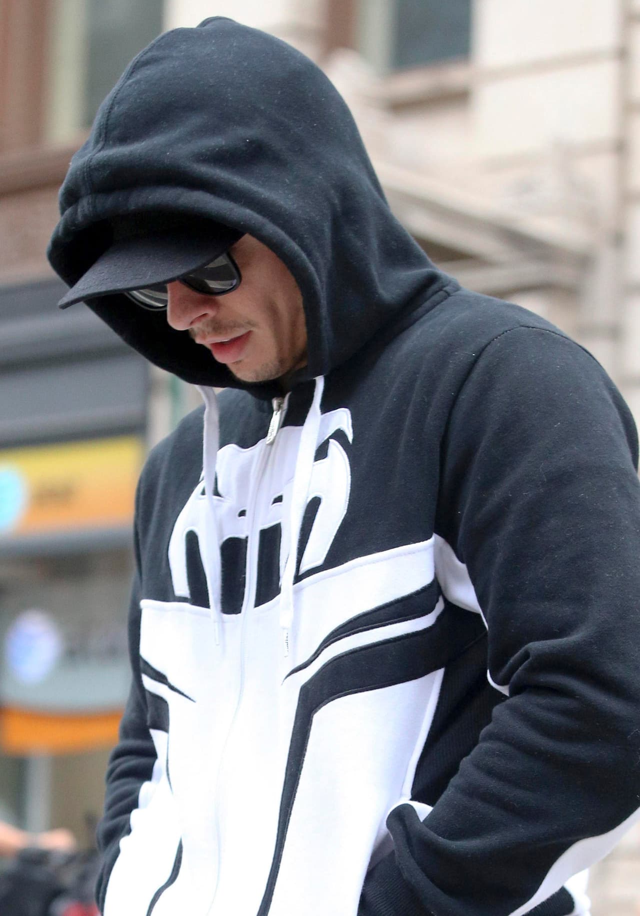 Ambos salieron del mismo edificio de Nueva York, pero la actitud cabizbaja de Casper, contrastó fuertemente con la de la diva del Bronx.