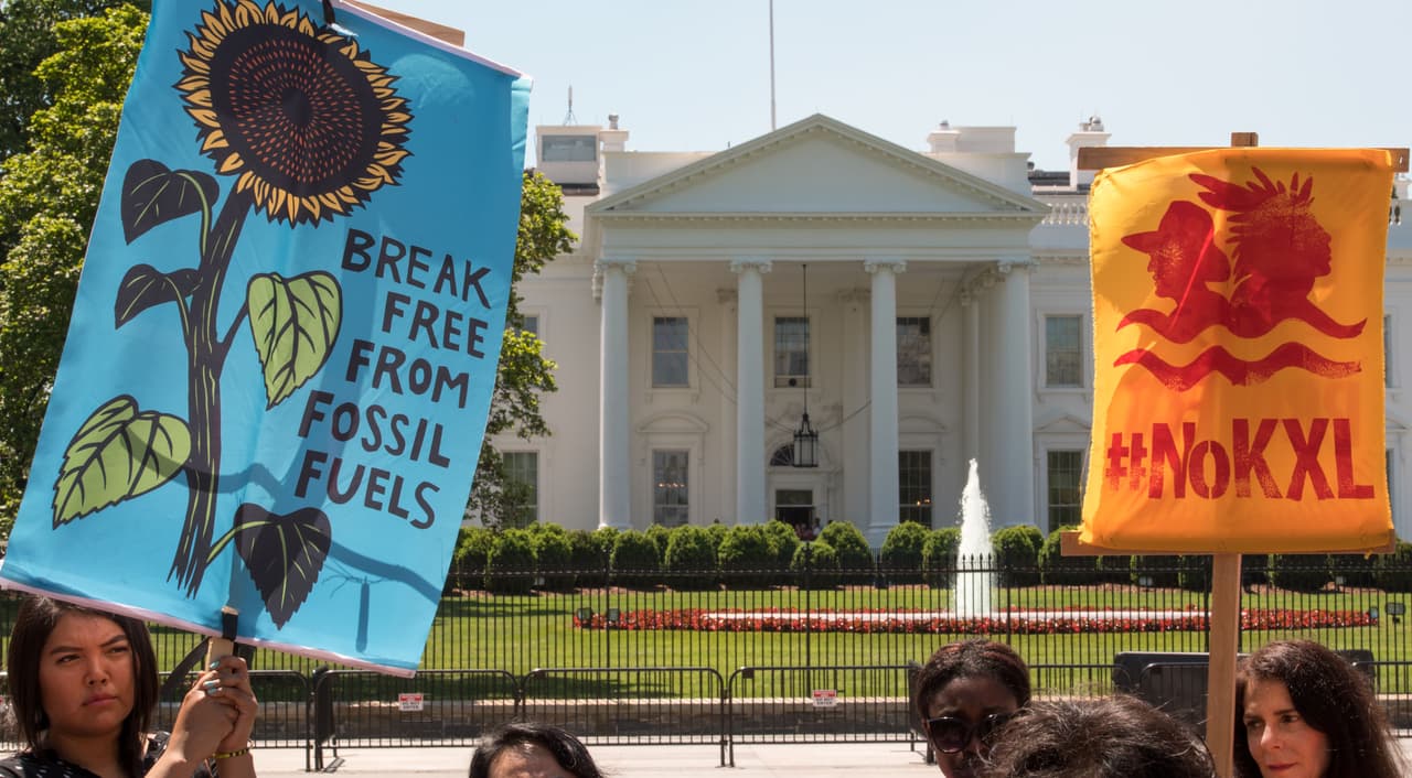 Los manifestantes piden a Trump un receso para el planeta: alejándose de los combustibles fósiles.