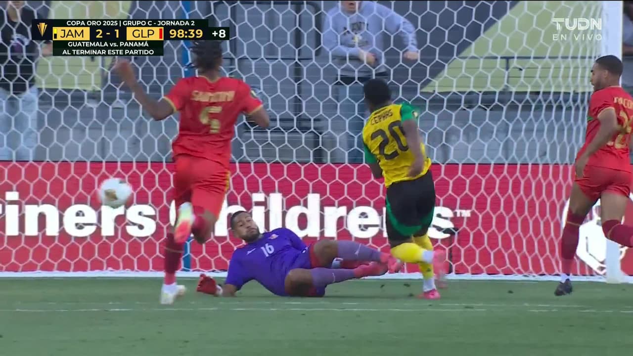 ¡TIRO ATAJADO! disparo por Florian David.