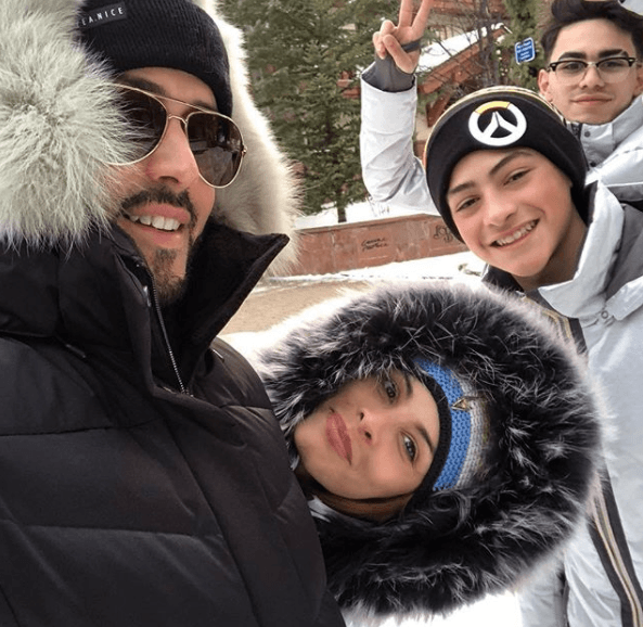 Por su parte, Yandel publicó esta instántanea en la que aparece acompañado por sus hijos Dereck y Adrián Malavé, así como su esposa Edneris Espada.