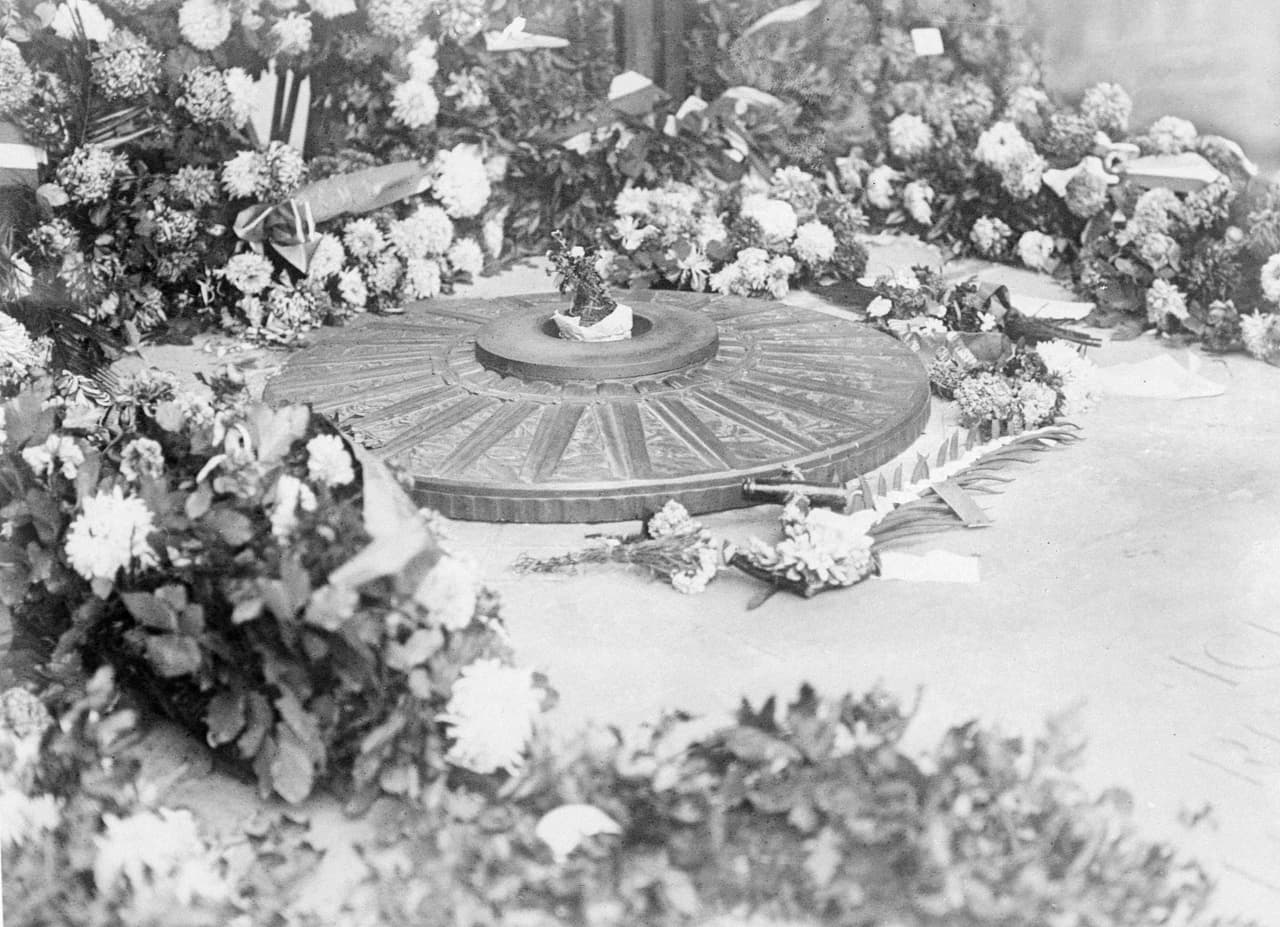 Segado por el alcohol, Rodrigo Rafael apagó la 'llama eterna', misma que nunca había sido apagada desde 1921.