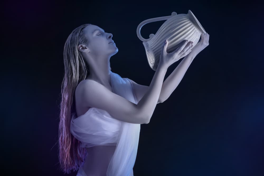 Géminis, Libra y Acuario por eso suelen ser los signos más libres en expresar sus emociones, en decir lo que sienten. Su naturaleza es comunicativa (sobre todo Géminis), idealista (Acuario) e intuitiva (Libra). Les gusta ser más teóricos y pensar antes de actuar.