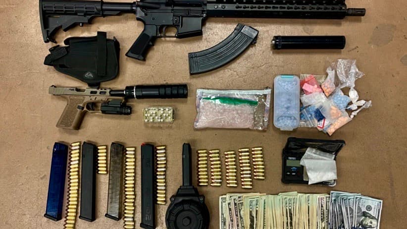 Encuentran vehículos robados, armas, y drogas en posesión de dos sospechosos en Bakersfield