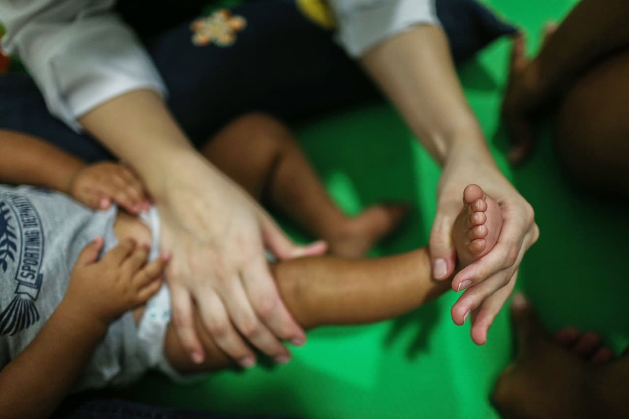 La misma empresa comercializa una Vicks BabyRub para bebés mayores de tres meses que no contiene alcanfor. Puede ser una alternativa si quiere usar el ungüento.