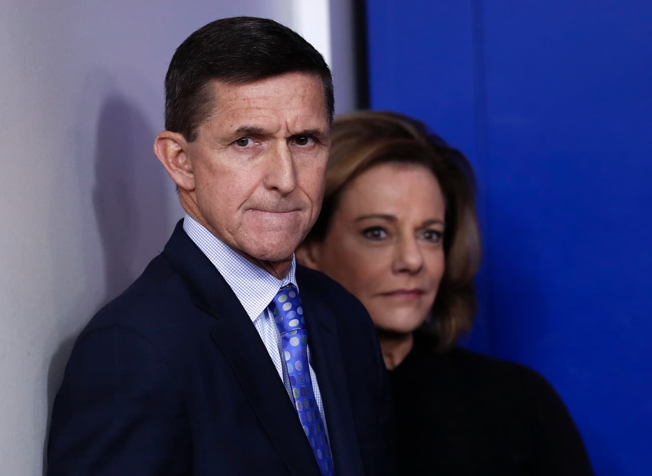 <b>Michael Fynn. </b>Fue consejero de Seguridad Nacional de Trump pero duró en su cargo poco menos de un mes porque se vio 
<b><a href="http://www.univision.com/noticias/politica/michael-flynn-asesor-de-seguridad-de-trump-renuncia-tras-el-escandalo-por-sus-conversaciones-con-rusia" target="_blank">forzado a renunciar</a></b> cuando se supo que en diciembre había estado con el embajador ruso 
<b>Kislyak</b> y que habían hablado sobre las sanciones que EEUU impuso a Rusia tras el conflicto en Ucrania. Esto viola la Ley Logan que prohíbe a particulares en EEUU hacer negociaciones diplomáticas. Además, le ocultó esto al vicepresidente Mike Pence. En 2015, Flynn había estado en Moscú invitado por Russia Today, medio estatal considerado por la inteligencia de EEUU como de propaganda y colaborador de 
<b>Wikileaks</b>.
<b> <a href="http://www.univision.com/noticias/politica/la-historia-detras-de-las-incomodas-fotos-de-flynn-y-putin-hechas-durante-la-campana" target="_blank">Flynn se sentó al lado de Putin </a></b>
<a href="http://www.univision.com/noticias/politica/la-historia-detras-de-las-incomodas-fotos-de-flynn-y-putin-hechas-durante-la-campana" target="_blank">en la gala</a> y reconoció que le pagaron por esa visita. Está bajo escrutinio por todas estas acciones.