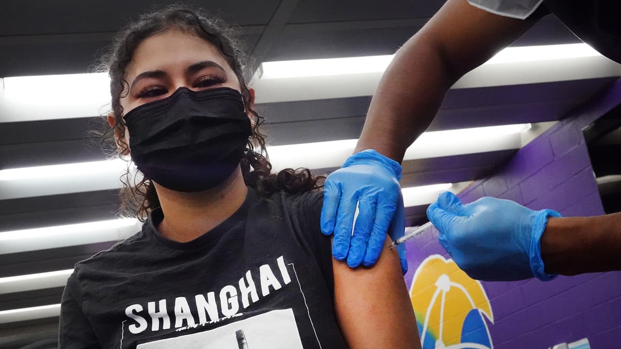 <b>En clínicas comunitarias</b>
<br>El 
<b>Departamento de Salud Pública de Chicago</b> dispuso sitios, en coordinación con la 
<b>Blue Cross</b> y 
<b>Blue Shield</b>, para la aplicación de las vacunas a menores. 
<br>En estos sitios se aplicarán las vacunas, tanto Pfizer como Moderna, a niños a partir de 6 meses.
<br>Aunque se aceptan las visitas sin reservación, 
<b>se recomienda realizar una cita </b>previa 
<b><a href="https://chipublichealth.force.com/patient/s/appointment-registration?language=en_US&id=%2F2%20wXGLF9k1YvHJY9GLwzkulyWZSUVTbq%20kVjy72BN%20HdWr3elW5nVBZJaOK5jOm" target="_blank">a través de esta página</a></b>. 
<br>
<br>
<b>¿Dónde se ubicarán los centros de vacunación?</b>
<br>Los centros estarán disponibles en las siguiente ubicaciones:
<br>
<b>Morgan Park</b> (11840 S. Marshfield)
<br>
<b>Pullman</b> (756 E. 111th St.)
<br>
<b>South Lawndale</b> (2551 W. Cermak)
<br>