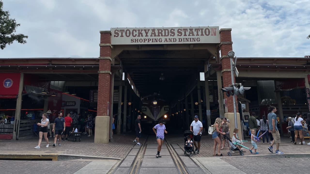 La estación de tren en los Stockyards tiene tiendas y restaurantes, aquí puedes comenzar tu recorrido.