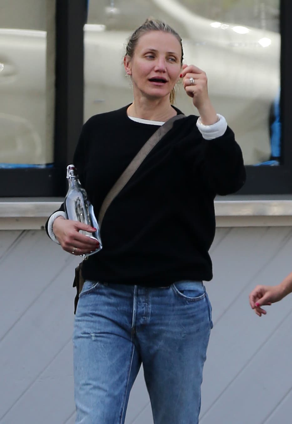 Con una botella de agua y su bolso, salió a pasear con una amiga.