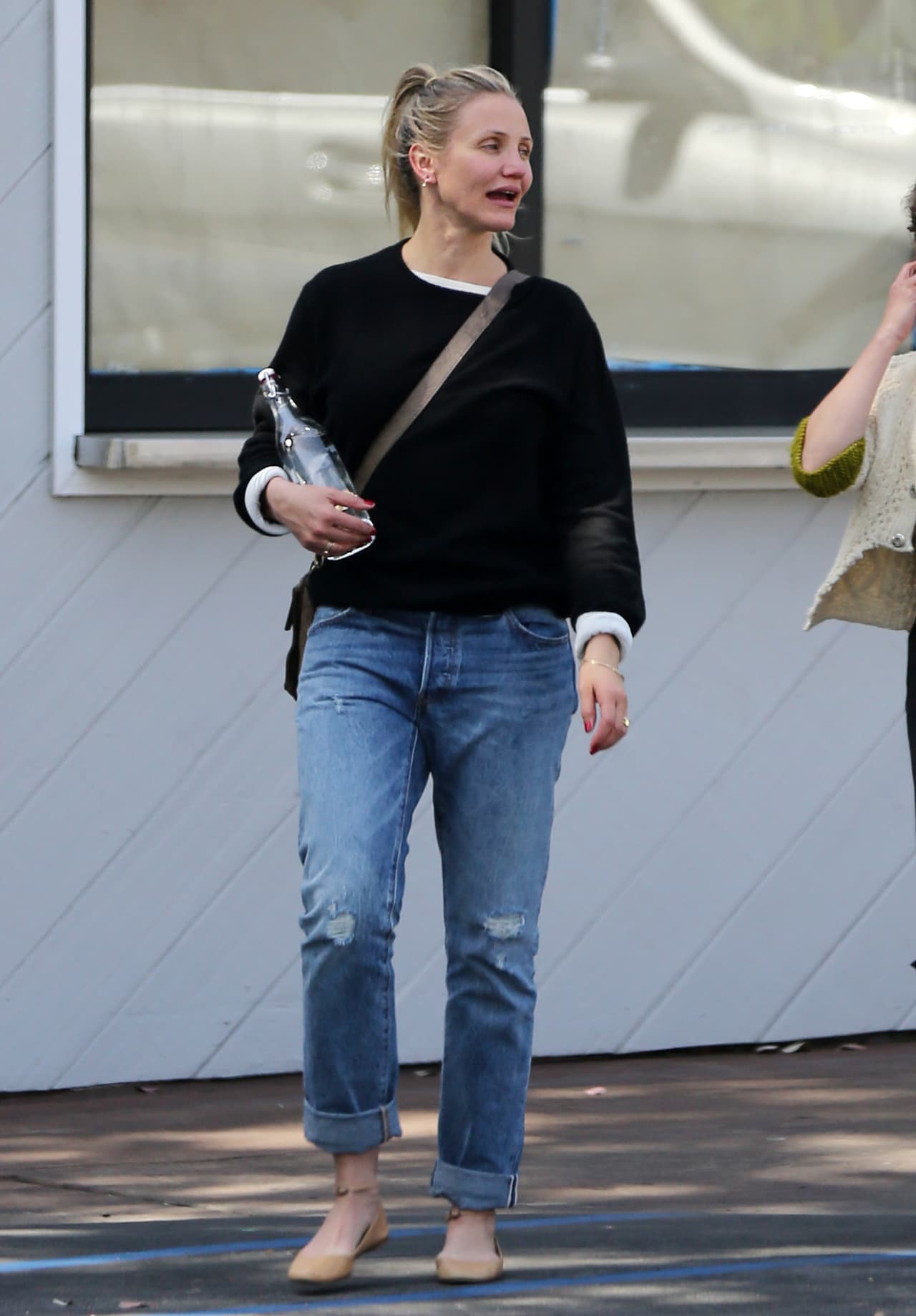 La actriz salió muy cómoda en "mom jeans" y una sudadera oscura.