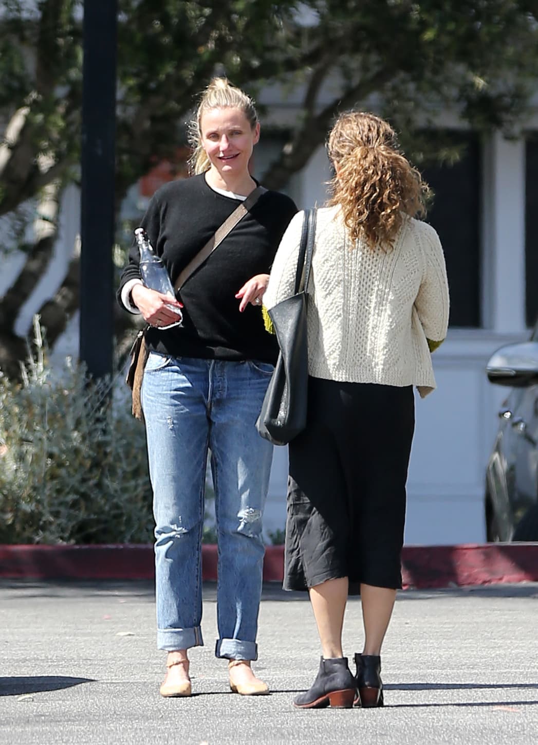 Después platicó con una amiga.