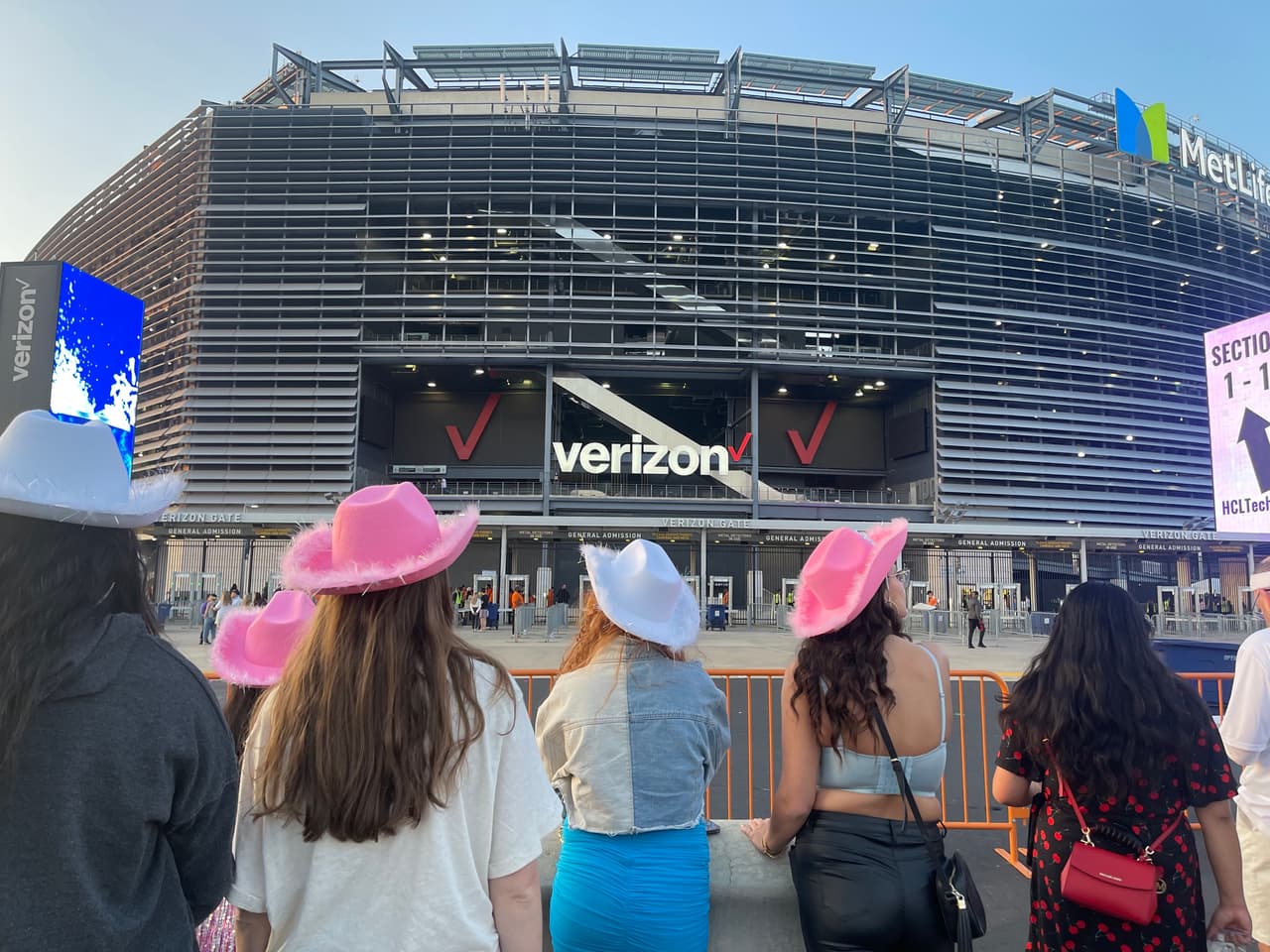 Así lucen las inmediaciones del MetLife Stadium de Nueva Jersey donde se celebra el concierto de la cantante Taylor Swift.
