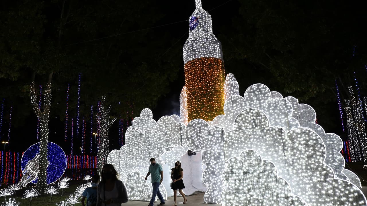 'Galaxy Lights' está abierto para toda la familia que quieran tener una experiencia en el espacio pero iluminada con la magia de la Navidad.