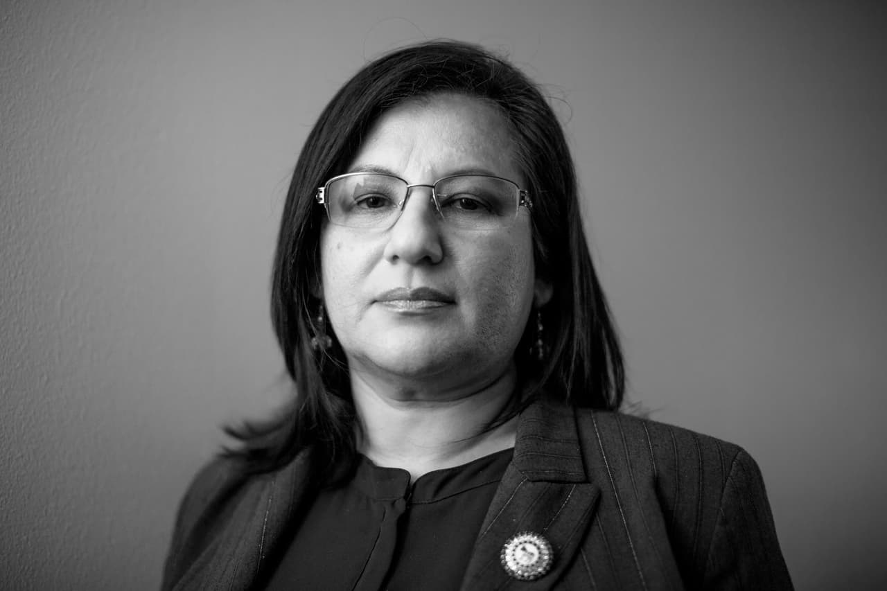 <b>“El latino no vota porque se siente ignorado, pero es ignorado porque no vota”. </b>Daysi Marín es originaria de El Salvador, de donde escapó con su familia durante la guerra civil en la década de 1980. Es activista política y periodista, traduce contenidos del inglés al español para que su comunidad esté informada. “Muchos aspirantes ganan y luego no nos incluyen, por eso buscamos educar a la gente y hacer un puente entre los que aspiran un cargo y el pueblo. Tenemos los números para hacer lograr cambios y hay que motivar a todos para que no nos ignoren. Muchos inmigrantes al llegar creen que la política en EEUU es igual a la de sus países, llenos de corrupción. Debemos explicarles que aquí votar sí produce cambios”, afirmó.