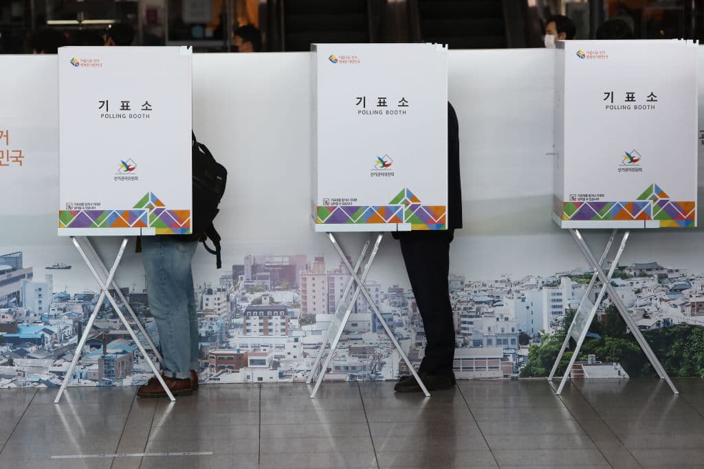 <b>Corea del Sur </b>asegura tener controlado el contagio de COVID–19, por lo que hoy sus habitantes pudieron salir a la primera de las dos jornadas de voto anticipado para las elecciones generales.