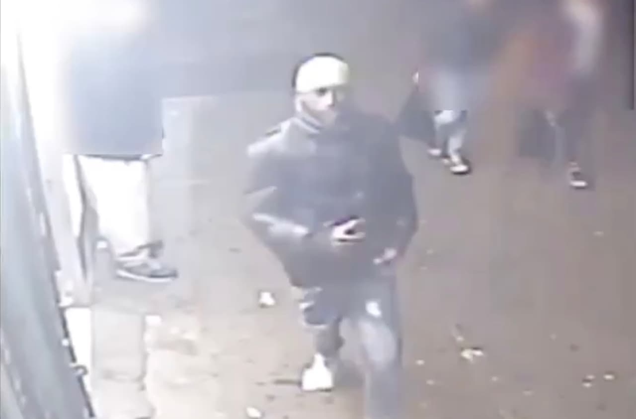 Buscan a sujeto que acuchilló a adolescente sin provocación en el subway en el Bronx