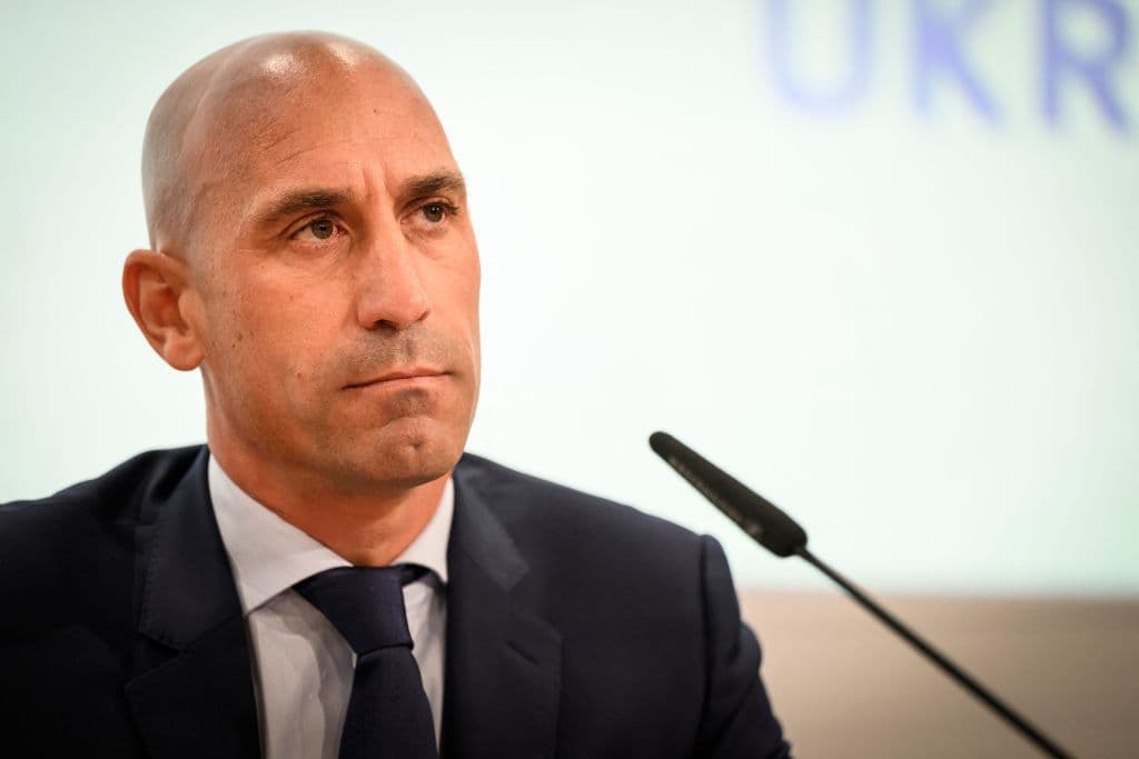 Luis Rubiales renuncia a la Federación Española de Fútbol tres semanas después de su beso no consentido a Jenni Hermoso