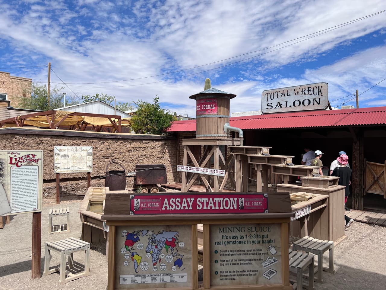 En Tombston hay entretenimiento en lugares cerrados y abiertos.