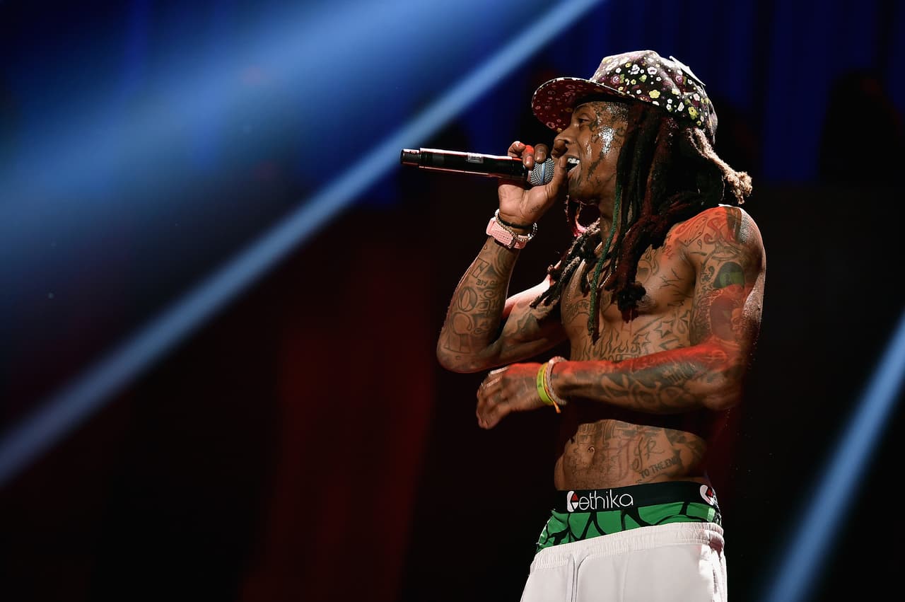El turno también llegó para Lil Wayne, que puso todo el 'power' con su rap a la noche.