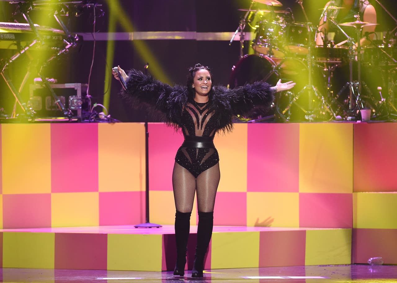 Demi cerró su presentación con el tema 'Neon Lights', una de sus canciones más prendidas.