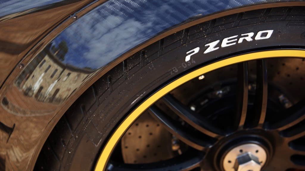 El sistema de frenos del Pagani Zonda Revolución fue provisto por Brembo y utiliza discos desarrollados con 
<b>tecnología utilizada por las escuderías de Formula 1</b>. Las ruedas son de magnesio forjado con bloqueo central para su reemplazo rápido con los gatos neumáticos instalados en el vehículo.