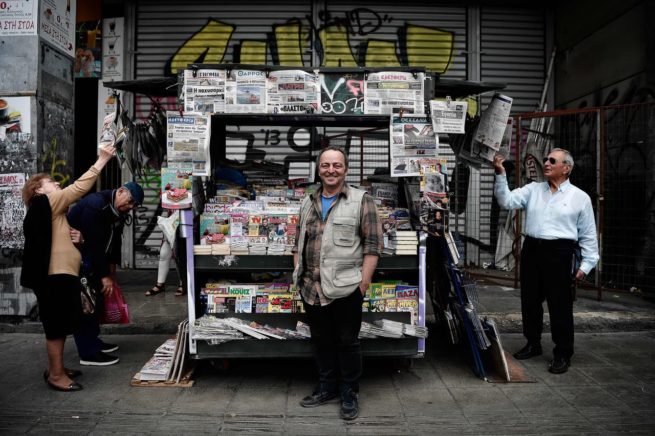 <b>Vendedor de periódicos, Grecia.</b> Kostas es propietario de un kiosco en la plaza Omonia, Atenas. La llegada de los medios digitales y las redes sociales ha hecho que los consumidores de medios impresos sean menos en todo el mundo.