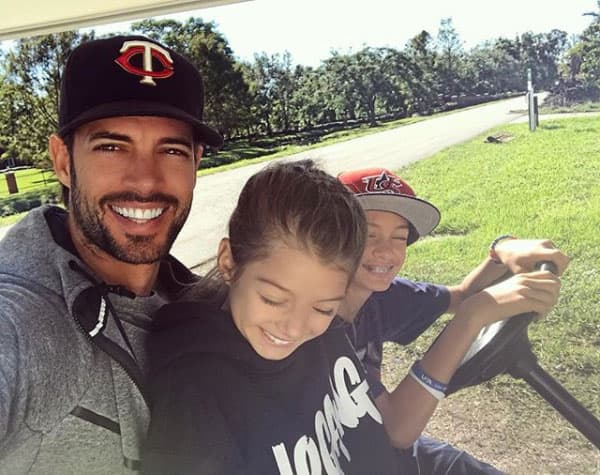 Asimismo, el actor de telenovelas como 'Pasión' llamó la atención de los cibernautas cuando William no dedicó una publicación a sus hijos con motivo de su cumpleaños, tal como lo hizo en años anteriores.