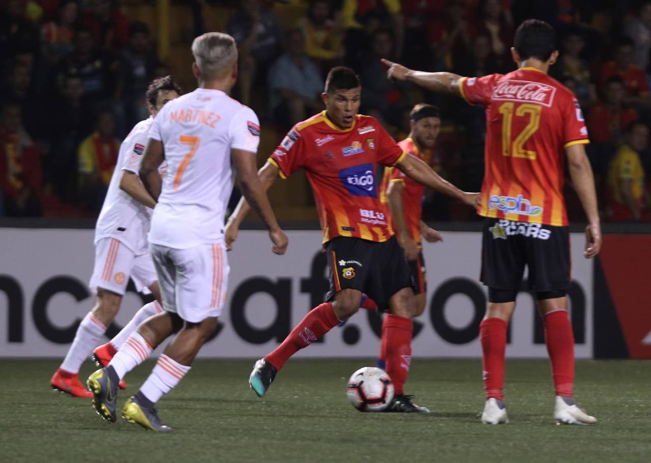 Pero iniciando la segunda mitad, El Team se voivó peligroso nuevamente, especulando un poco y jugando al contraataque.