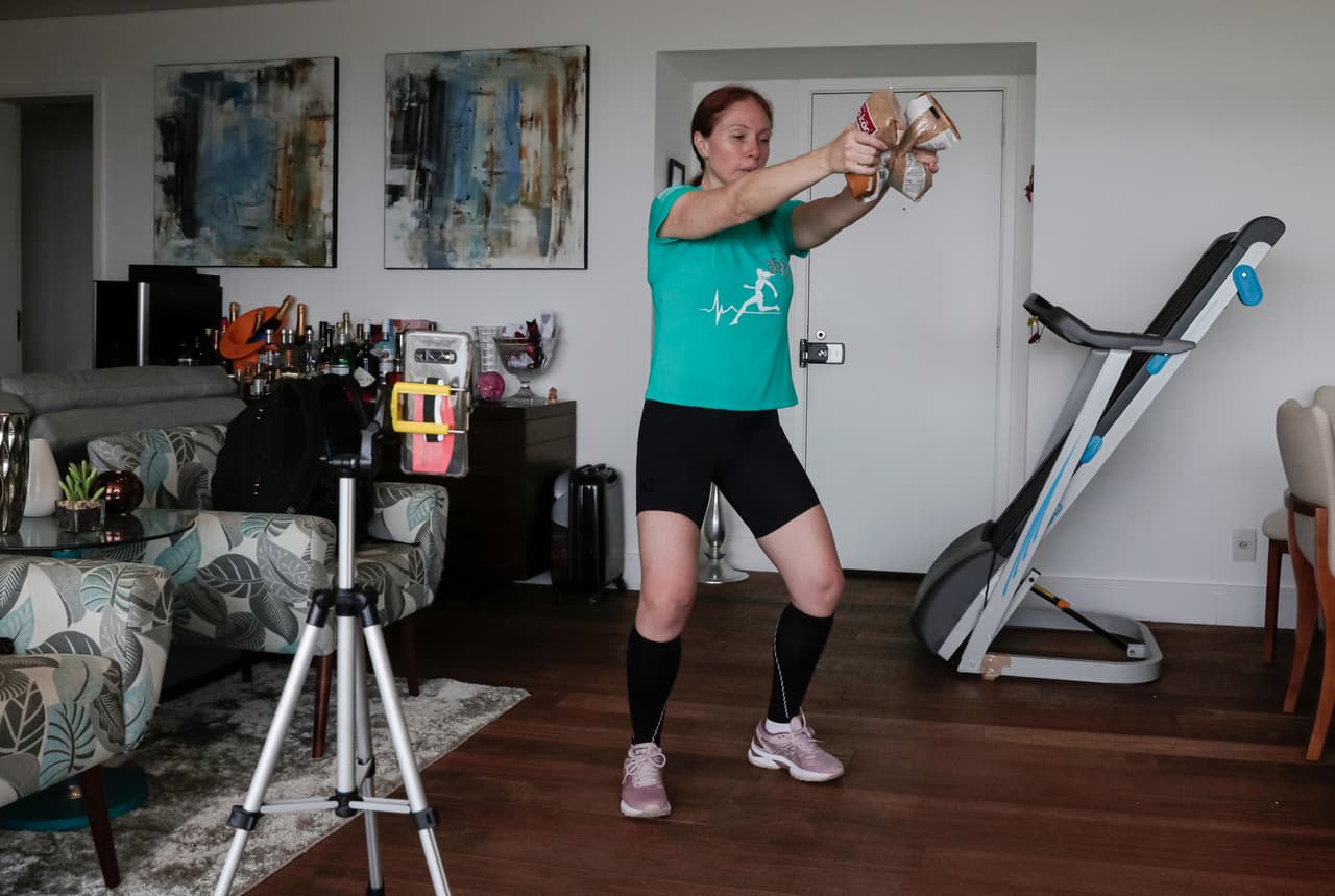 <b>Los maratonistas no se detienen.</b> La corredora brasileña Caca Filippini entrenando en su casa de Sao Paulo, Brasil el 31 de marzo. La atleta comenzó a prepararse para el maratón de Nueva York desde a finales de 2019 y ahora lo hace dentro de casa a través de una videollamada con su entrenador, y levantando paquetes de frijoles.
<br>