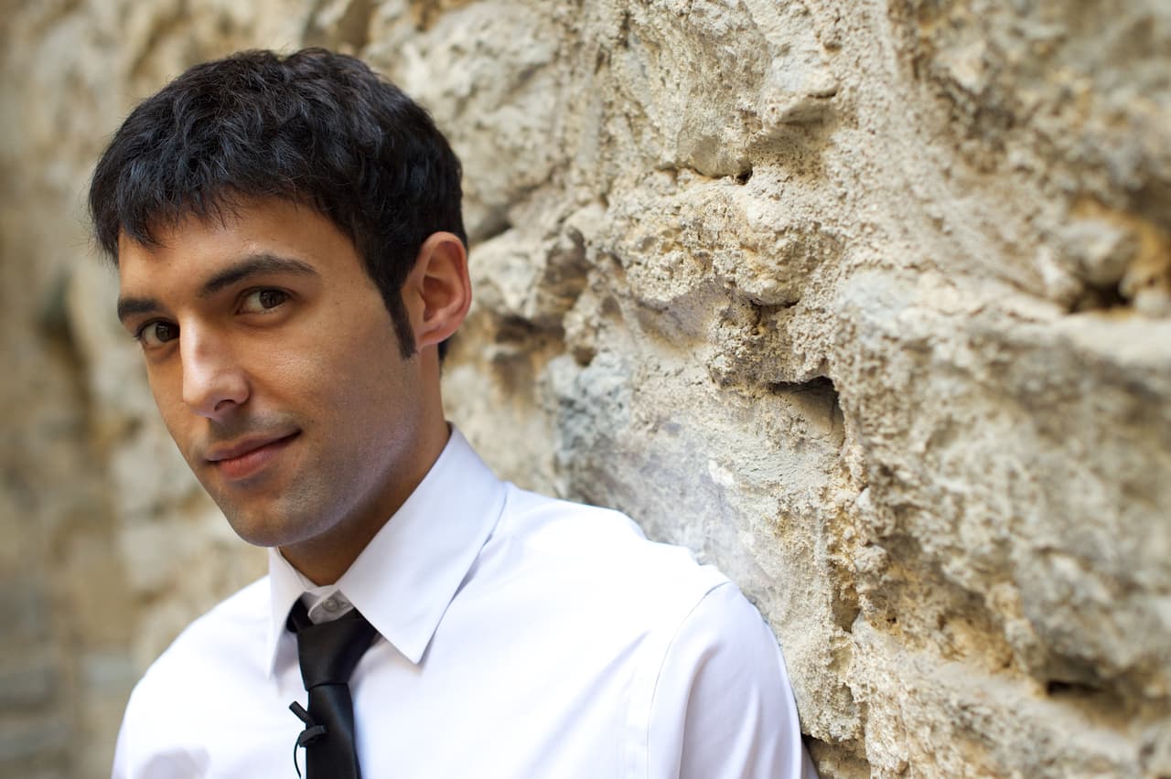 <b>Antonio Diaz</b>, mejor conocido como 'El Mago Pop', ha incorporado la música y la narrativa visual a sus rutinas de ilusionismo. Sus trucos abarcan desde los juegos de cartas, hasta los viajes de un lado a otro del mundo en cuestión de segundos, pasando por la adivinación y el hipnotismo.