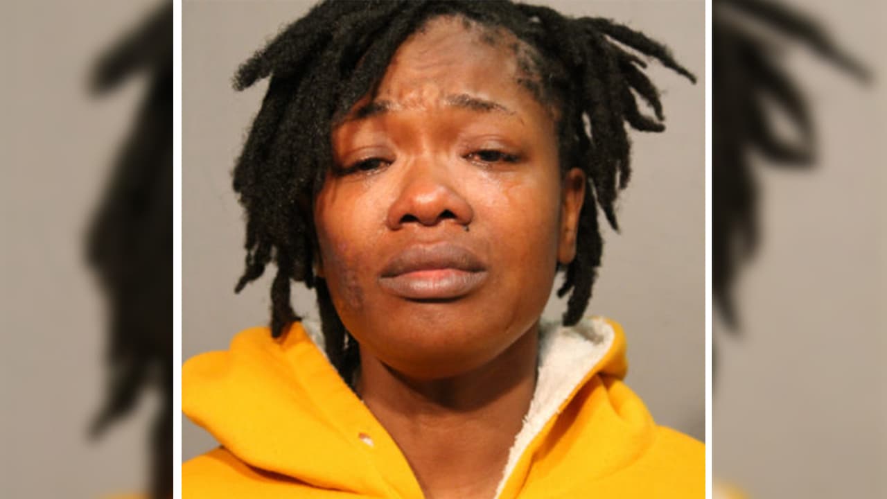 Los inquilinos alertaron a la Policía sobre 
<b>Sandra Kolalou, de 36 años</b>, quien 
<a href="https://www.univision.com/local/chicago-wgbo/pago-con-la-tarjeta-de-la-victima-conductor-de-grua-contratado-por-acusada-de-matar-a-su-casera-en-west-ridge-video">habría solicitado los servicios de una grúa</a> para remolcar un auto aparcado en otra parte. Sin embargo, los vecinos se percataron de que sacaba una bolsa plástica de grandes dimensiones.