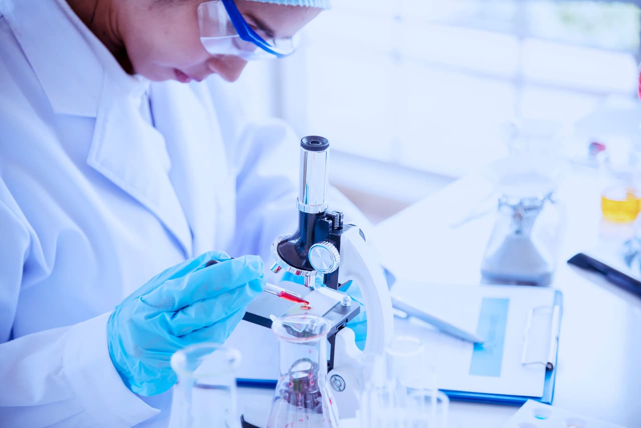 <b>Puesto 1. Especialistas en vacunas</b>
<br>
<br>
<b>A qué se dedican:</b> respaldan la producción, distribución de las vacunas, y educación educación de los pacientes sobre su administración. 
<br>
<br>
<b>Principales industrias donde han sido contratados:</b> salud y gobiernos.
<br>
<br>
<b>Principales lugares donde han sido contratados:</b> Nueva York, Boston y Los Ángeles.
<br>
<br>
<b>Distribución de género:</b> 63% mujeres y 37% hombres.
<br>
<br>
<b>Experiencia previa promedio:</b> 6.5 años.
<br>
<br>
<b>Disponibilidad para el trabajo remoto:</b> 5.7%.