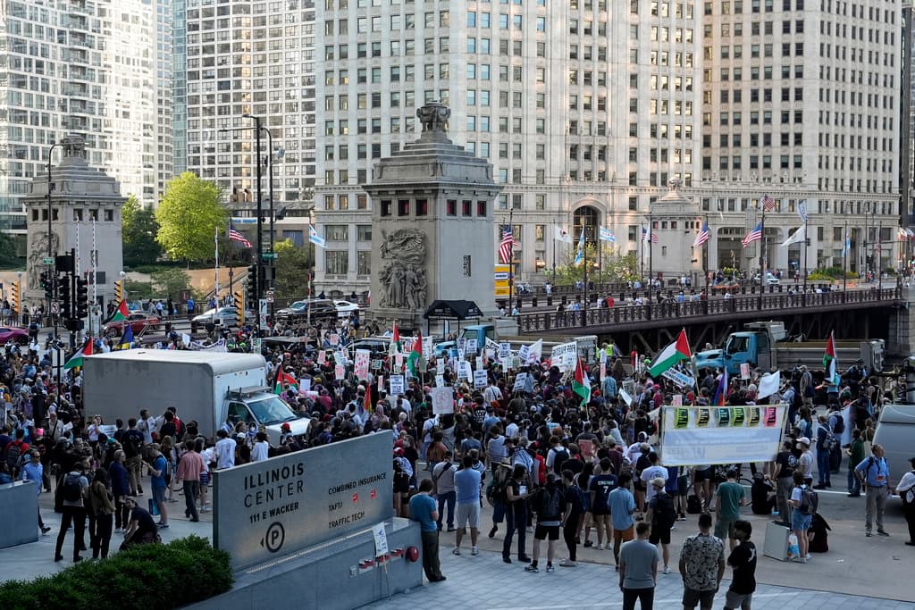 La Vicepresidenta Kamala Harris está lista para aceptar la nominación demócrata, generando entusiasmo entre sus seguidores, pero los activistas progresistas mantienen sus demandas originales.