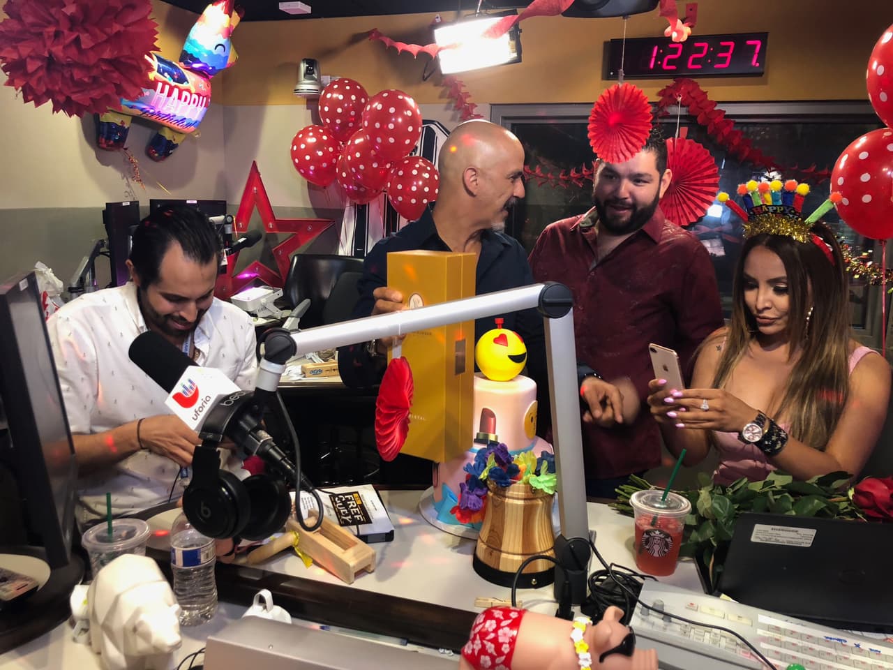 <b>El Compa Ivan</b> y 
<b>El Tambochi</b> no pudieron faltar y llegaron de gorrones a querer abrir los regalos de 
<b>La Bronca</b>.