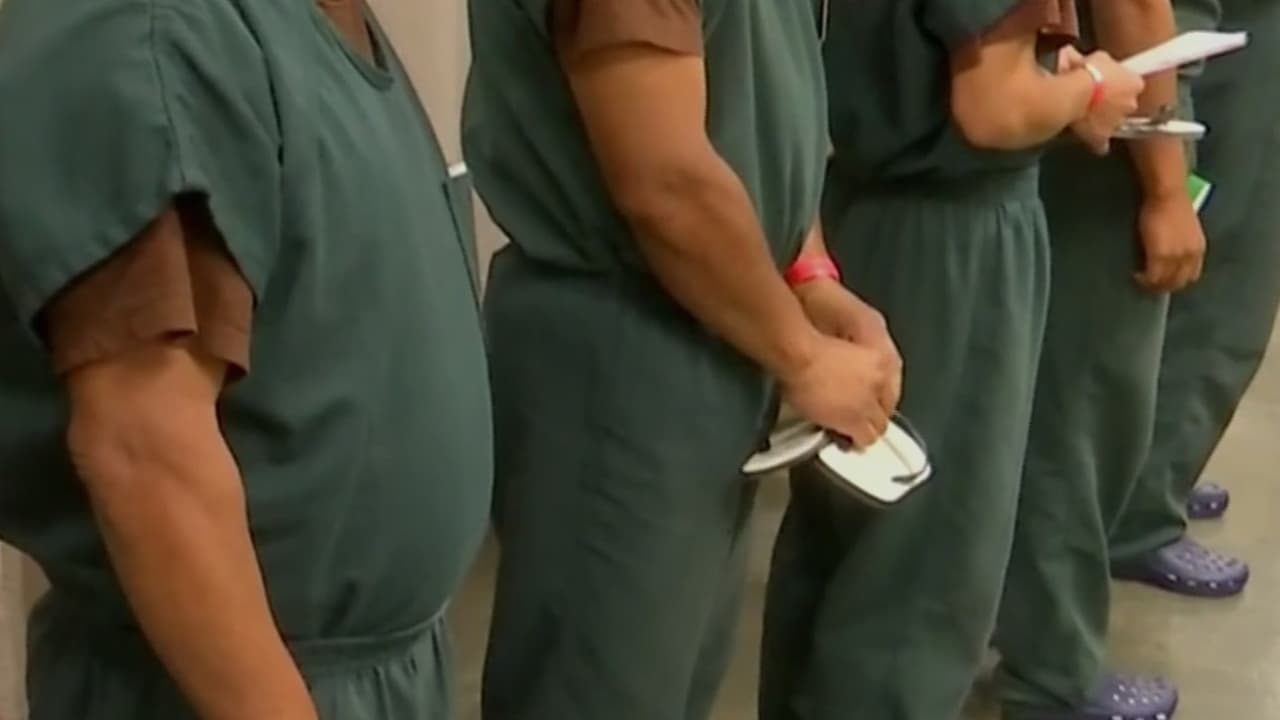 Maltrato y condiciones inhumanas empujan a más inmigrantes detenidos a autodeportarse