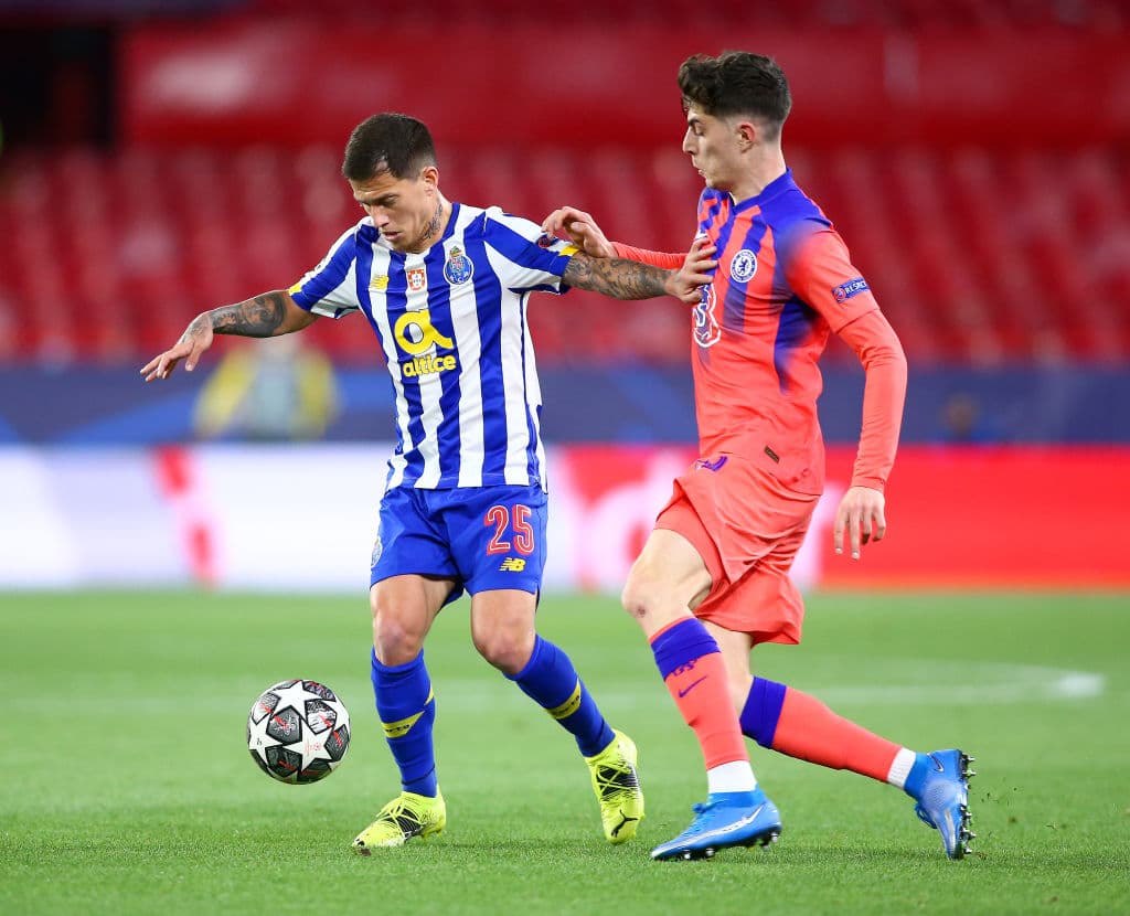 Chelsea derrota al Porto con goles de Mason Mount (32’) y Ben Chilwell (85’), dándole la victoria y ventaja a los ‘Blues’ durante el partido de ida de los Cuartos de Final de la UEFA Champions League. Jesús ‘Tecatito’ Corona participó los 90 minutos del encuentro.