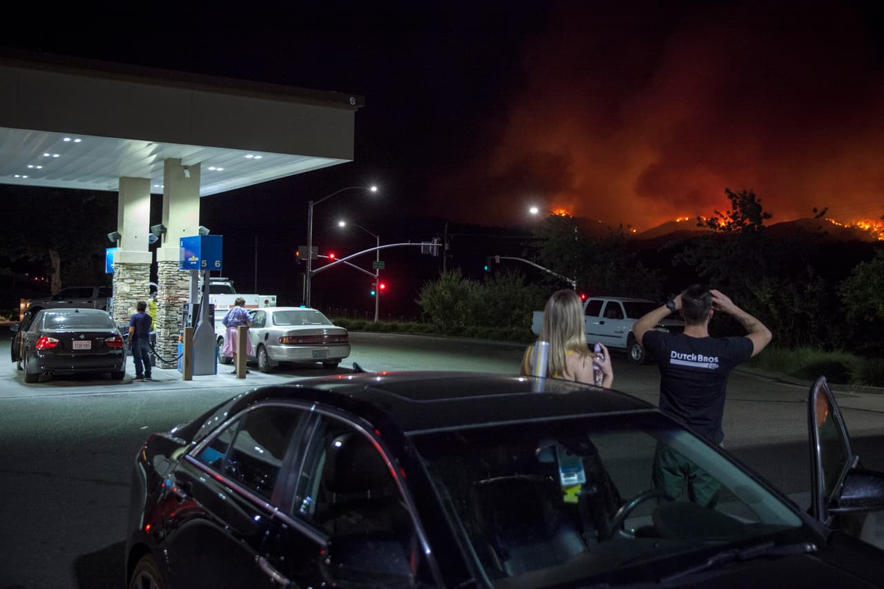 Fotos compartidas en redes sociales mostraron que los vientos han arrastrado el humo hasta el Área de la Bahía, donde se podía ver el ciejo de color naranja.