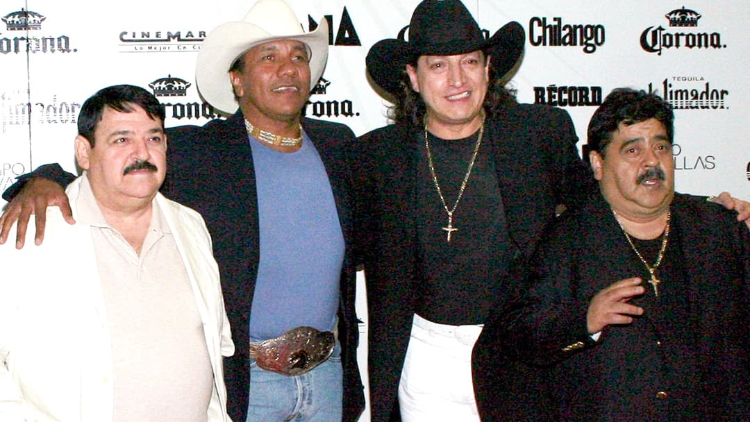 "Ya nuestros abogados están viendo esa cuestión para verlo, yo 
<b><a href="https://www.univision.com/shows/hoy/ex-manager-de-bronco-afirma-que-ramiro-delgado-compro-acciones-del-grupo-contrario-a-lo-que-dice-lupe-esparza-video" target="_blank">jamás dejaría desamparado</a></b> a él como no dejamos a 
<b><a href="https://www.univision.com/entretenimiento/asi-era-pony-choche-el-integrante-de-bronco-que-conquisto-a-los-ninos-de-mexico-y-el-mundo-fotos">'Choche'</a> </b>en su momento, que se nos fue. Yo creo que él tiene que recordar eso y él me conoce bastante bien".