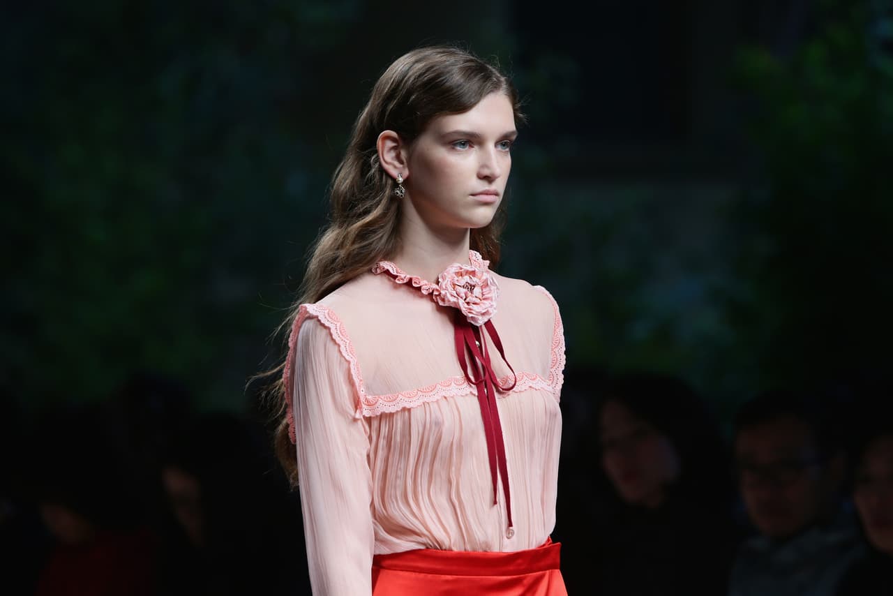 En una versión más romántica de los lazos que caraterizaron la migración femenina al mundo laboral hace unas cuantas décadas atrás, el diseñador de Gucci, Alessandro Michele, creó unos cuellos con unos lazos delgados y unas flores cortadas a mano.