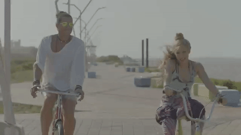 <b>LA BICICLETA - CARLOS VIVES Y SHAKIRA</b>
<br>La filmación de su video fue todo un suceso, generando mucho interés del público colombiano en Barranquilla, Santa Marta y otras localidades.
