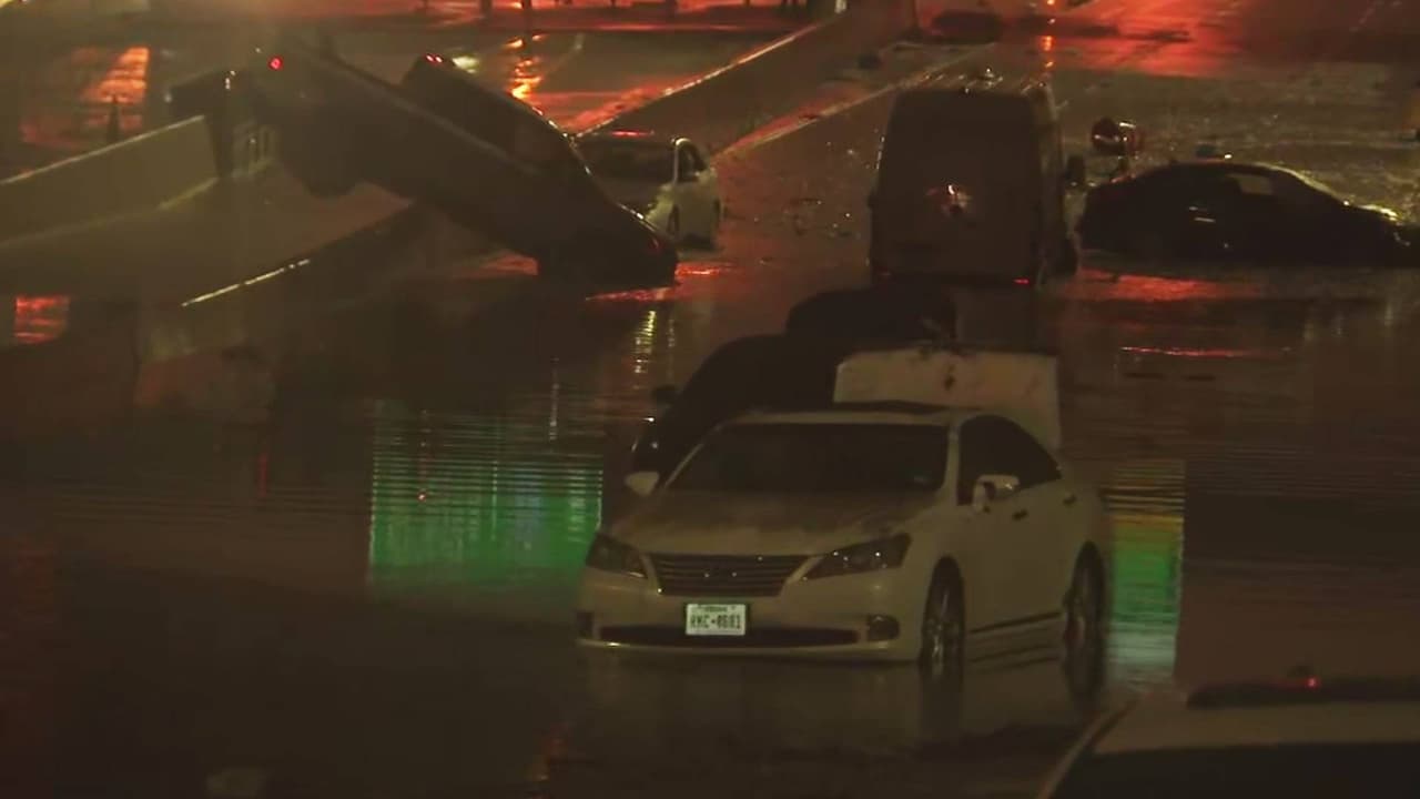 Las precipitaciones que se han registrado durante las últimas horas han ocasionado inundaciones y deslizamientos en algunas vías del área, por lo que diversos vehículos sufrieron accidentes graves. Las autoridades tuvieron que cerrar calles para atender diferentes emergencias y el tráfico podría verse afectado. La recomendación es verificar el estado de las vías antes de salir de casa.