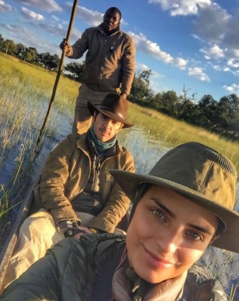 Esta pareja se aventuró a pasar su luna de miel en tierras africanas, dejando notar que prefirieron adentrarse en un lugar más salvaje y lleno de adrenalina.