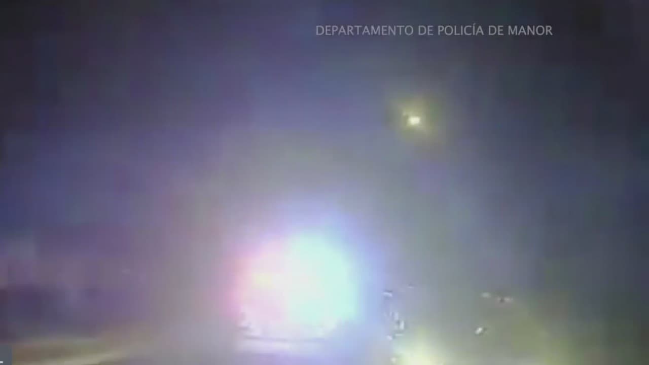 Imágenes de seguridad muestran momento que jóvenes chocan contra patrulla de la policía