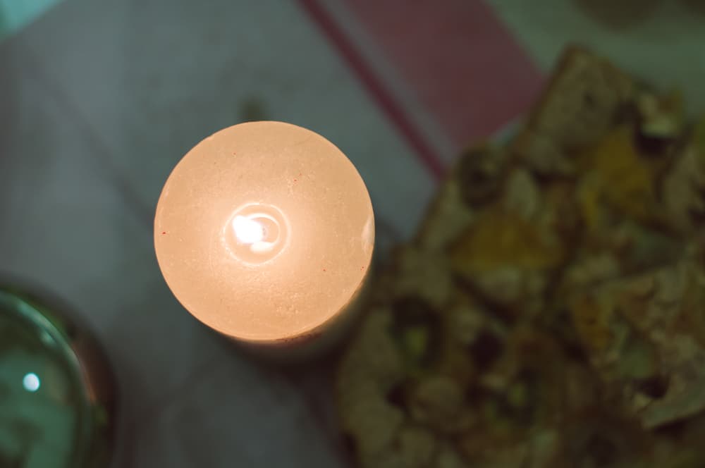 Deja consumir la vela blanca toda la noche si es necesario.