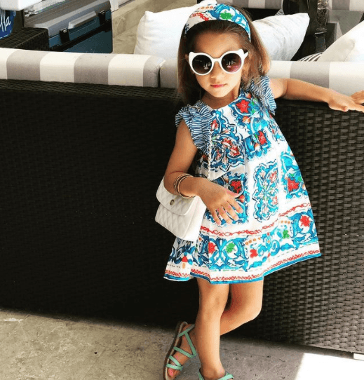 <a href="https://www.univision.com/famosos/hijos-de-famosos-son-influencers-tienen-miles-de-seguidores-en-redes-sociales">La ya 'influencer'</a> aprovecha a combinar sus atuendos con lentes para el sol y un bolso. Todo para lucir como una fashionista.