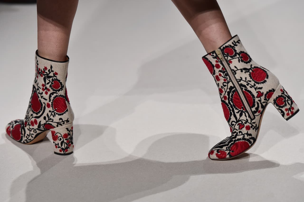 Las marcas más tradicionales como Valentino y Gucci se dieron rápidamente cuenta de que las mujeres estaban apostando por "tacones razonables", sobretodo cuadrados, incluso para las ocasiones más formales. Esto ha permitido que en la temporada primaveral las tiendas estén llenas de botines de cremallera y de bordados excelsos para esas que quieren tener un look más desafiante sin perder glamour.