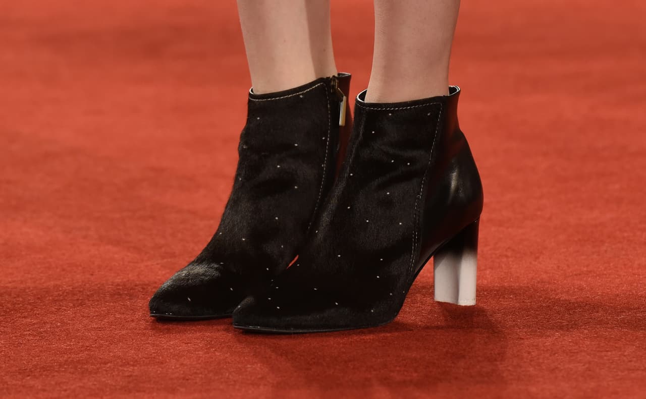 No les sorprenderá notar que todas las blogueras de moda llevan elegantísimos mini vestidos (casi todos tipo 'slip dress' o tipo camisola de dormir) con botines como estos. Lejos de las sandalias o de los 'pumps', parece que hasta la formalidad de alfombra roja quiere llevar algo de rock and roll.