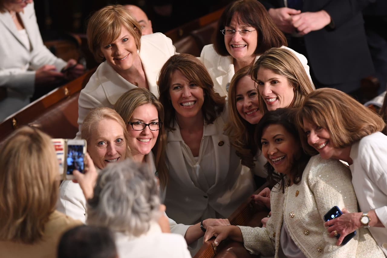 Una selfie antes del discurso. Las representantes demócratas fueron las primeras en entrar a la sala desde donde Donald Trump dará su discurso.